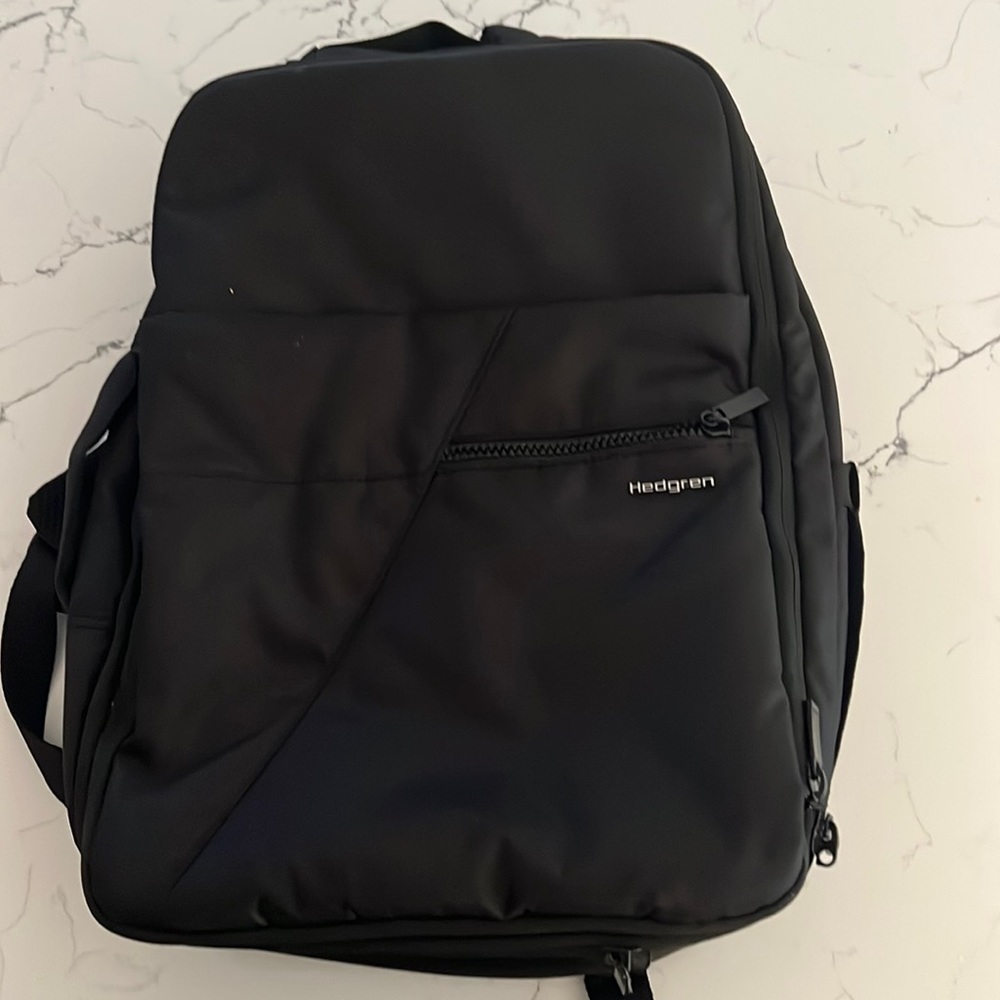 Like new condition, Voyage Zenith water repellent backpack from Hedgren.